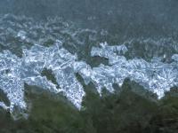 Gezackter Eisrand am Lochgrabenbach in Aschau